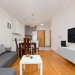 Kolorowy Gocław Apartment by Renters