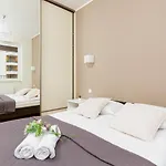Kolorowy Gocław Apartment by Renters